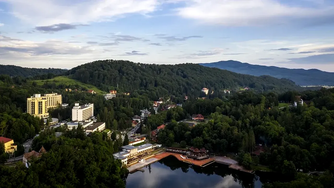 Stațiunea din ROMÂNIA renumită pentru lacurile sale helioterme unice în Europa. Cât costă cazarea în minivacanța de Ziua Copilului
