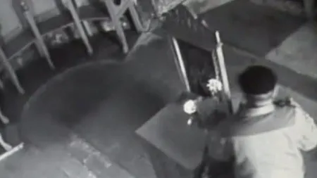 Un bătrân din Argeș a spart o biserică și a furat banii din cutia milei. Starețul: „Eu nu l-aș băga la pușcărie, ci i-aș tăia degetele