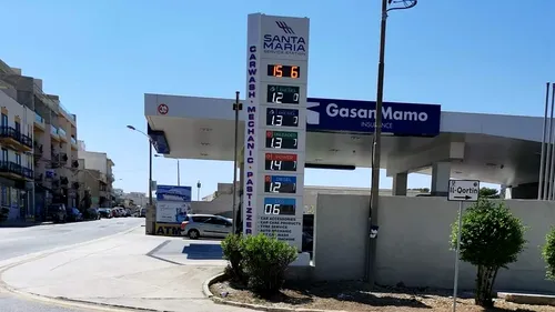 A crezut că nu vede bine! Câți bani costă un litru de motorină în Malta. Imagine realizată de un turist român, într-o benzinărie