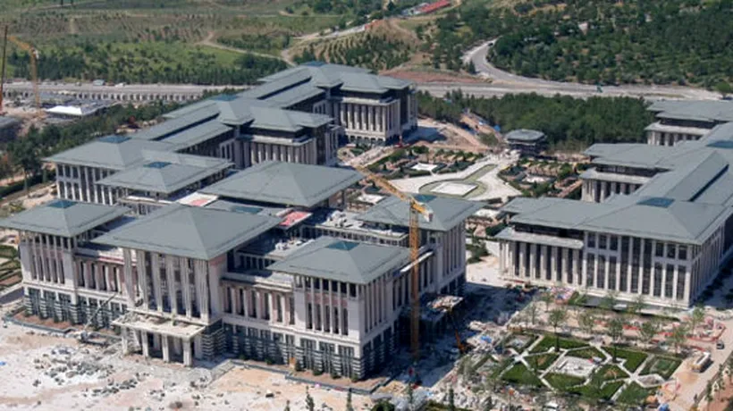 Poliția turcă a dispersat violent prima manifestație din fața noului palat prezidențial de 500 de milioane de euro
