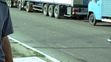 Patru bărbați care au ascuns sub camioane zece pakistanezi, cercetați pentru trafic de migranți