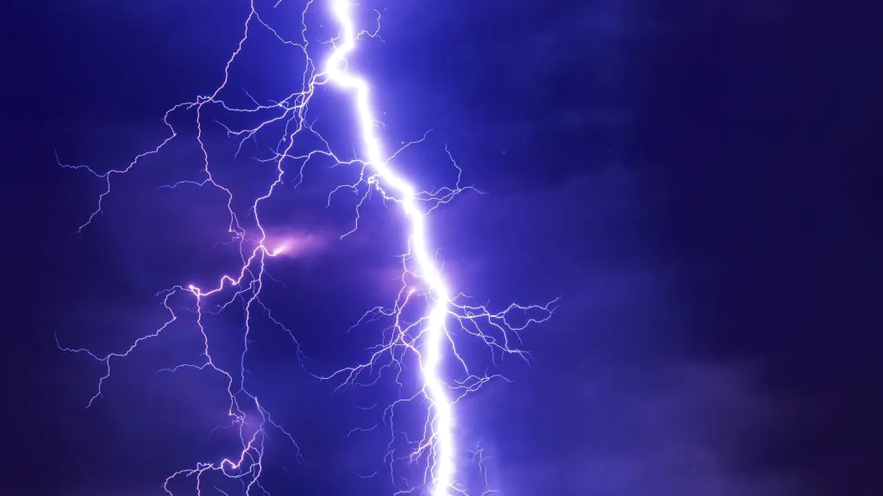 ANM. Cod galben de vreme severă în 11 județe din țară.  Unde se anunță grindină și descărcări electrice