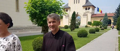 Preotul Cristian Pomohaci, acuzat de corupere sexuală, aplaudat de enoriași în fața Arhiepiscopiei. El nu mai poate ține slujbe