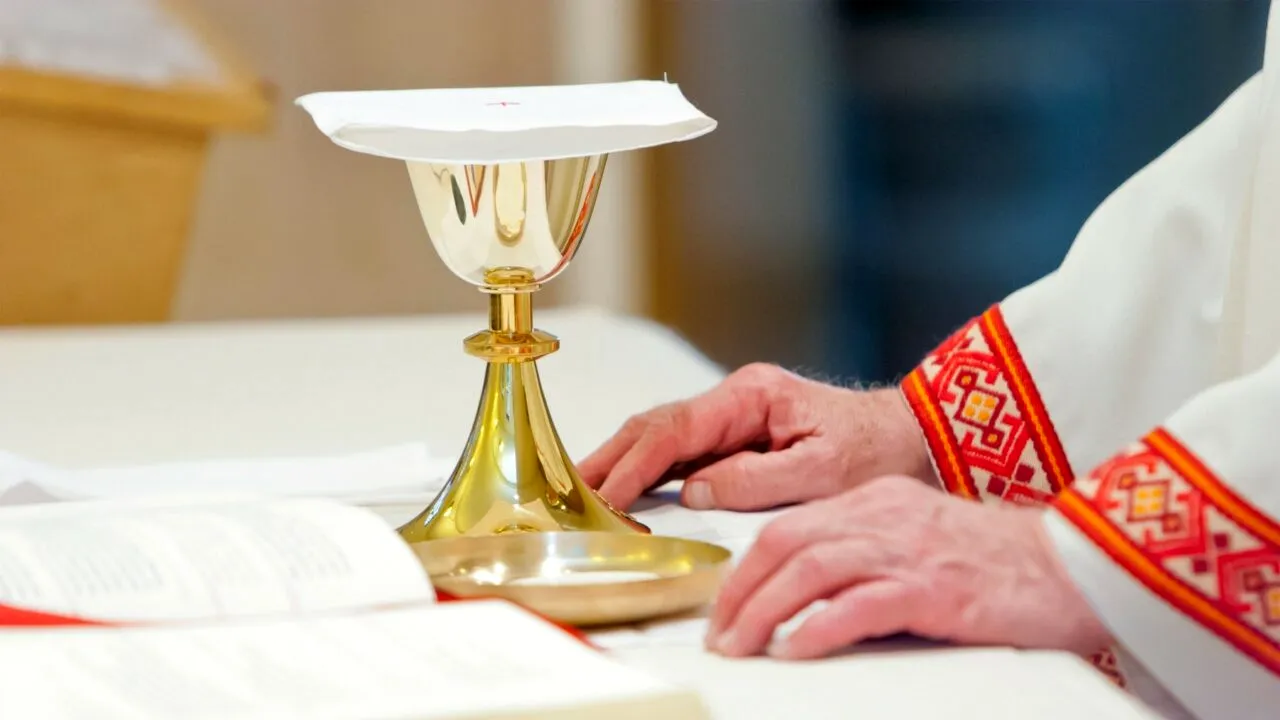 SCANDAL în sânul Bisericii Catolice, după ce un preot polonez a organizat o orgie la care a invitat un bărbat prostituat. Mesajul Vaticanului