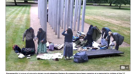 Fotografiile vorbesc de la sine. Mai mulți imigranți fără adăpost și-au instalat tabăra lângă un monument din Londra, dedicat victimelor atentatelor din 2005