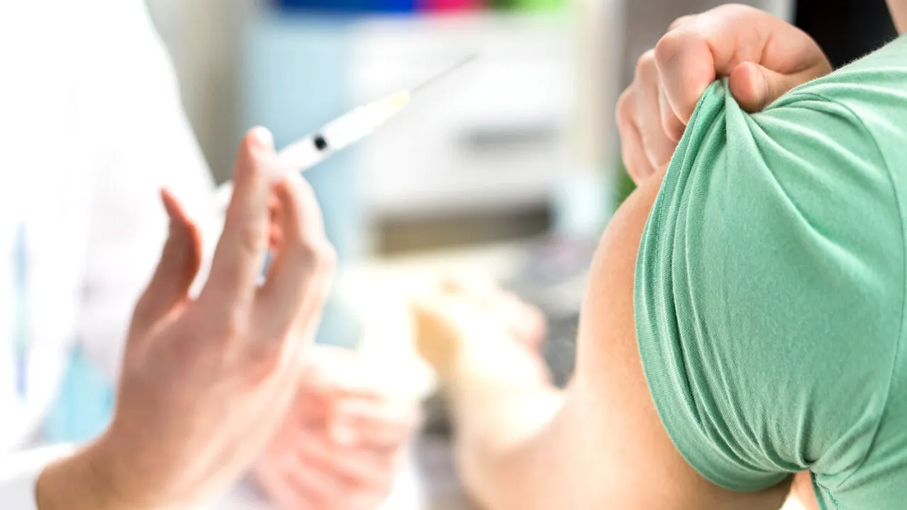 Primele doze de vaccin cu noua formulă împotriva infecţiei cu SARS-CoV-2 au ajuns în România
