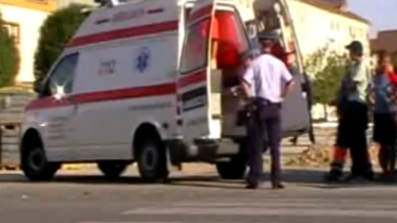 Un muncitor care instala ghirlande de sărbători a murit lovit de un autobuz