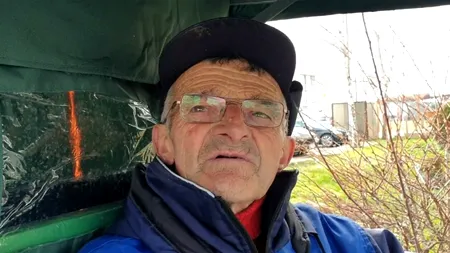 Moșu' nu se ferește de MUNCĂ, deși are 70 de ani. Strânge gunoaiele din parcarea aeroportului: „Mie îmi place să fac”