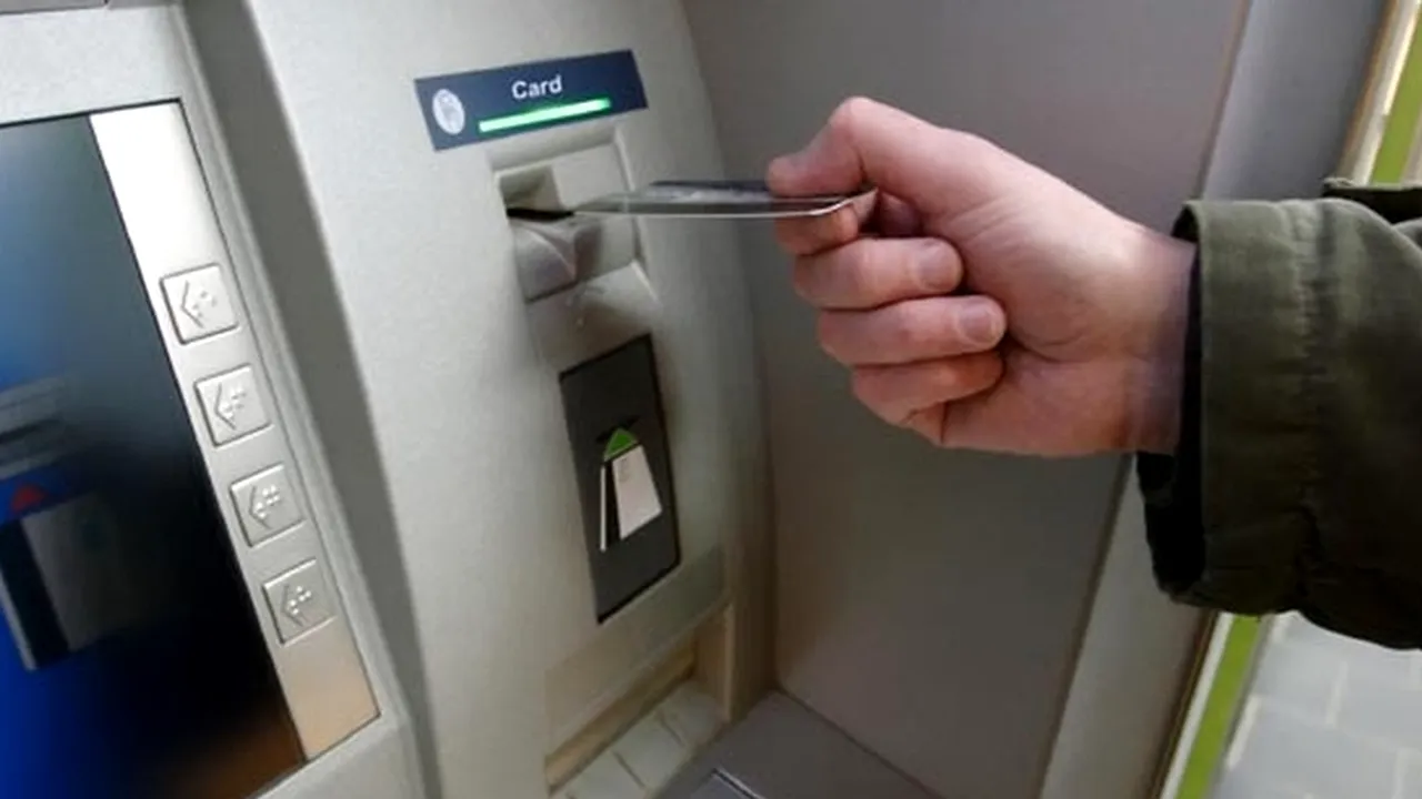Topul celor mai mari comisioane la retragere de la bancomat. Care este cea mai scumpă bancă