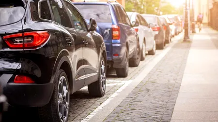 Vizibilitatea în trafic, opțională în Capitală. Unele indicatoare sunt acoperite de CRENGI, iar mașinile parcate în intersecții