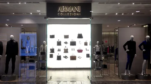 Probleme pentru Giorgio Armani: dispar branduri celebre și se închid magazine