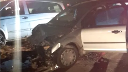 ACCIDENT PE DN1A. Șapte răniți, între care un copil, după impactul dintre o mașină și un microbuz / Una dintre victime e inconștientă
