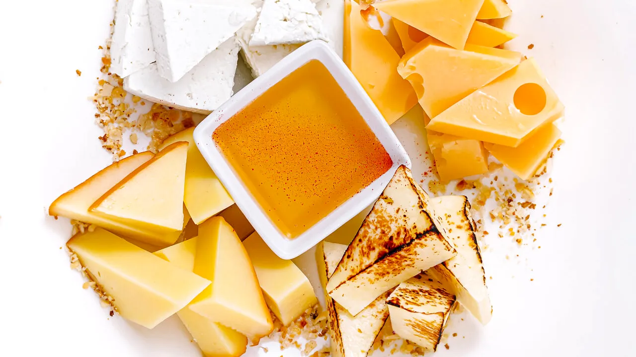 Ce conține și cum se fabrică brânza topită. De ce poate fi periculoasă pentru sănătatea organismului