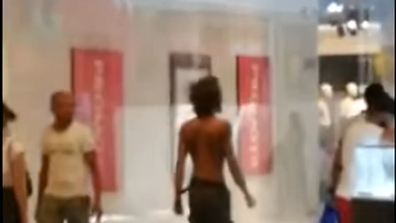 Desculț, dezbrăcat și cu un cuțit la purtător. Un neamț a băgat spaima în craiovenii dintr-un centru comercial - VIDEO