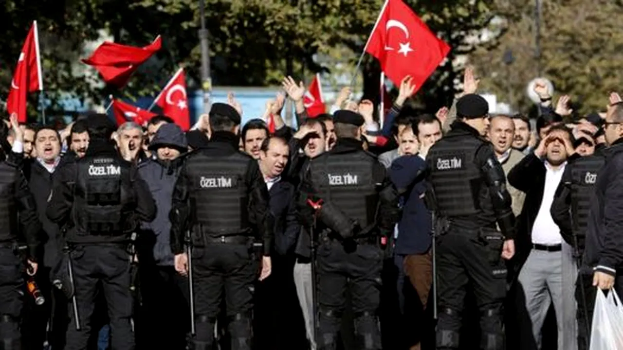 Peste 9.000 de polițiști turci, suspendați pentru 