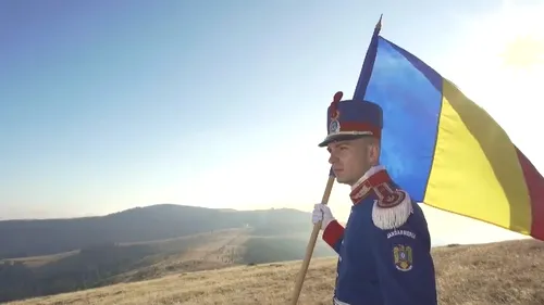 Imagini emoționante de 1 Decembrie: Un jandarm a cântat la pian imnul Deșteaptă-te, române, la 1700 de metri altitudine (VIDEO)