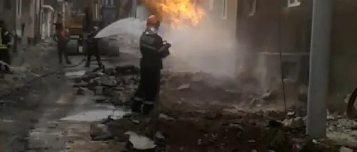 Incendiu la o conductă de gaz din Reșită: Mai multe echipaje au intervenit pentru stingerea focului și evacuare  persoanelor - VIDEO 