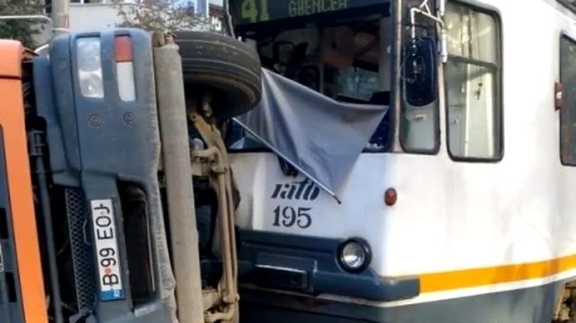 Accident grav în București: un camion a intrat în tramvaiul 41 și s-a răsturnat
