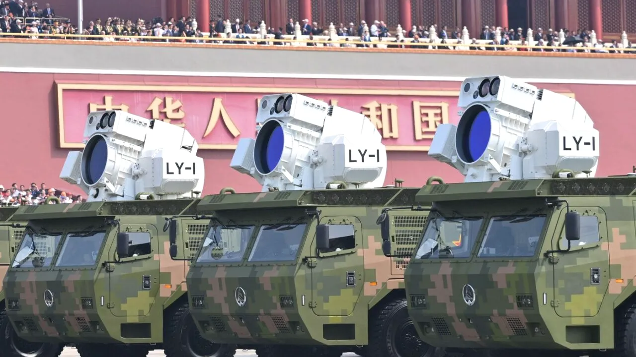 În timp ce omenirea se teme de războiul nuclear, China a trecut în „EPOCA LASERELOR”. La paradă a fost prezentată „super-arma” secolului 21