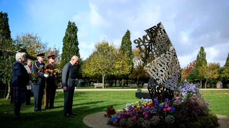 Regele Charles al III-lea a depus flori la primul monument dedicat militarilor LGBT+ din Regatul Unit