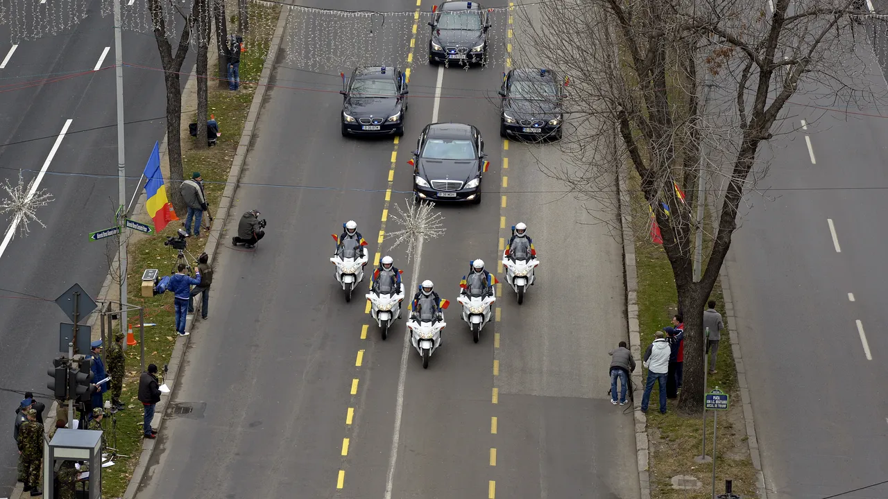 Dacă înjuri că te-a blocat în intersecție coloana oficială, pune și pilda șefului de trib la socoteală