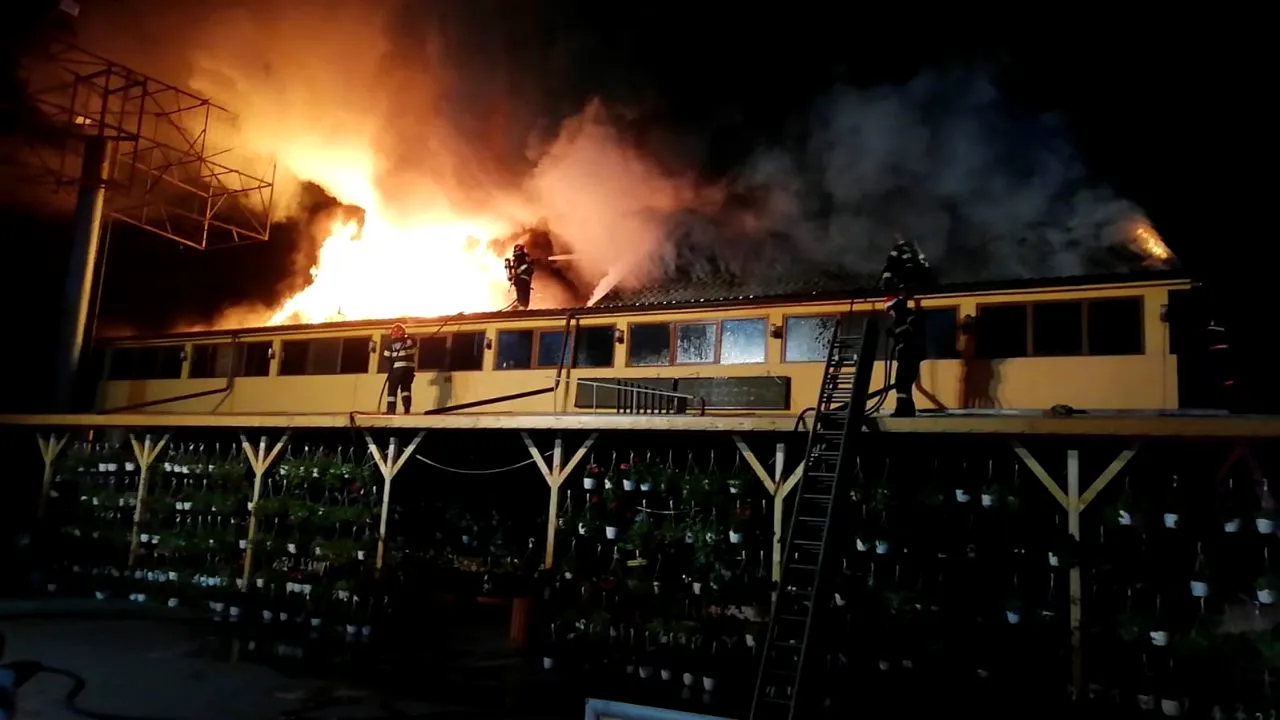 Incendiu puternic la un motel din județul Buzău. Au ars mansarda și acoperișul clădirii
