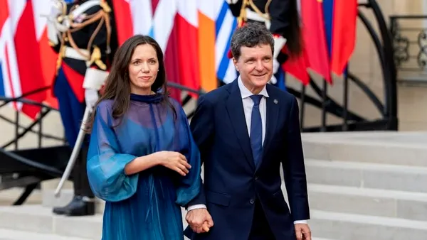 Nicușor Dan a publicat imagini de pe covorul roșu de la recepția lui Emmanuel Macron. Ce mesaj i-a transmis președintelui francez
