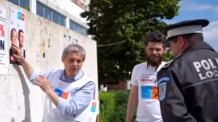 Cioloș, luat la întrebări de un polițist din Teleorman, în timp ce lipea legal un afiș: Noi avem o regulă aici... Nu suntem în România? 