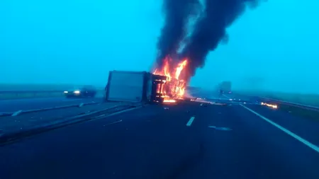 Accident grav în apropiere de Vama Nădlac. Un TIR s-a răsturnat și a fost cuprins de flăcări, după ce a lovit alte două camioane