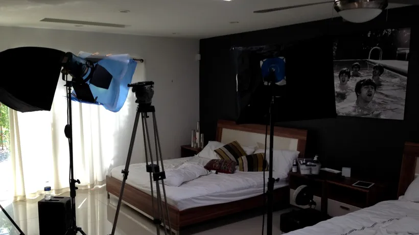 Unsprezece tinere, arestate în timp ce filmau un material pentru adulți într-un apartament
