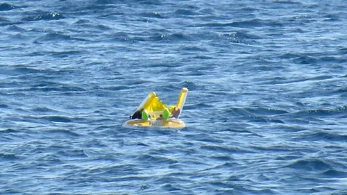 Copil de zece luni din Turcia, salvat după ce a plutit în derivă un kilometru pe Marea Egee