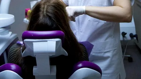 O fostă concurentă de la „Insula iubirii” pretinde că a fost operată de un medic dentist fals. Avocat: „Acum riscă să fie tăiată pe față pentru a se putea extrage infecția”