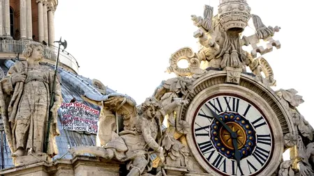 Un bărbat a escaladat cupola bazilicii Sf. Petru, protestând față de 