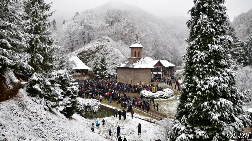 Peste 10.000 de pelerini la Mănăstirea Prislop, la 28 de ani de la moartea părintelui Arsenie Boca. GALERIE FOTO