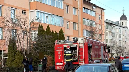 O femeie din Piatra-Neamț a murit în propriul apartament, după ce locuința sa a fost cuprinsă de flăcări. Mai mulți locatari au fost evacuați din bloc