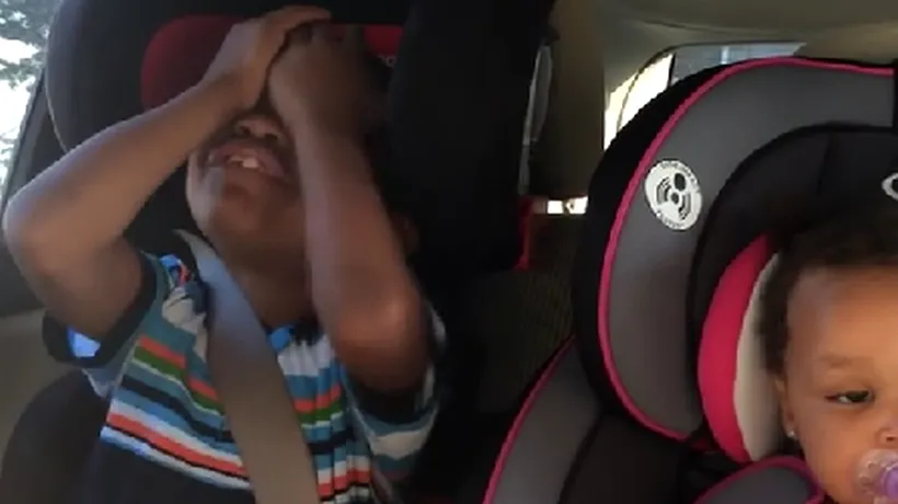 Reacția unui băiețel din SUA când află că mama lui e însărcinată din nou