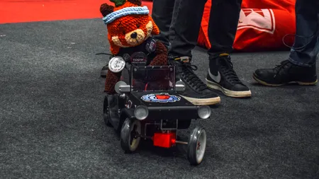 Sunt cei mai buni din țară la robotică, dar nu au BANI să meargă la concurs în SUA. Liceenii din Iași au nevoie de 80.000 de dolari