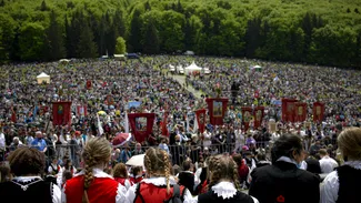 Procesiune catolică de Rusalii. Circa 300.000 de pelerini sunt așteptați la Șumuleu Ciuc. Președintele Ungariei se află printre cei prezenți