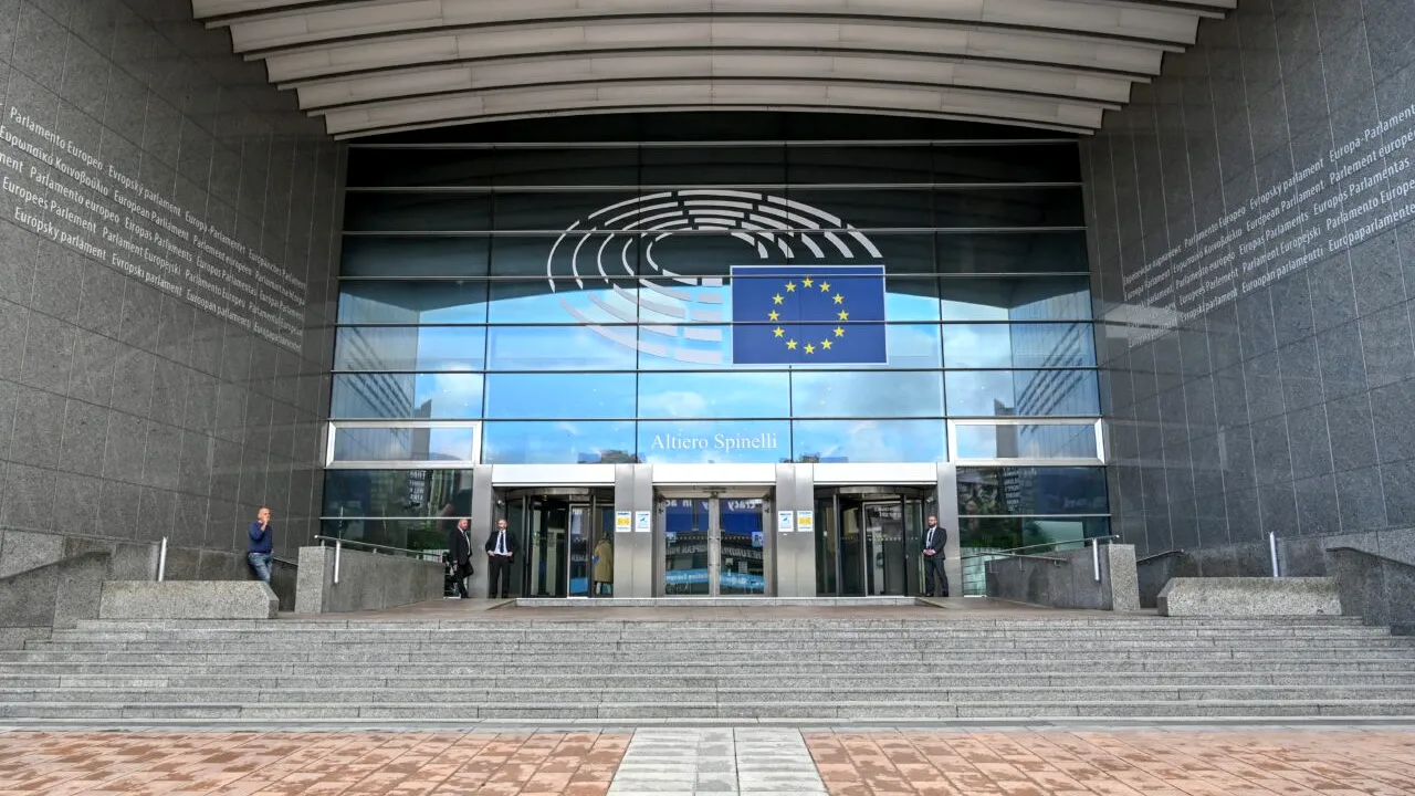 PERCHEZIȚII la Parlamentul European în dosarul privind influența rusă. Un colaborator, printre cei vizați de anchetă