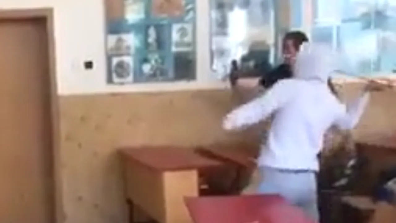 SCRIMĂ la liceu: Un elev A SPULBERAT tabla cu o sabie, spre încântarea colegilor