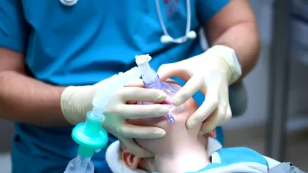„Nu mai sunt locuri. Facem triaj ca pe front la ATI”. România se confruntă cu cel mai agresiv val de viroze la copii din ultimii 10 ani. Medic: „Ar putea să se repete scenariul Covid”