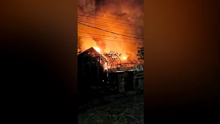 Case mistuite de incendiu, în miez de noapte. Două persoane au suferit atacuri de panică.