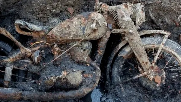 Cum arată motocicleta din perioada celui de-al Doilea Război Mondial scoasă din Dunăre după aproape 80 de ani
