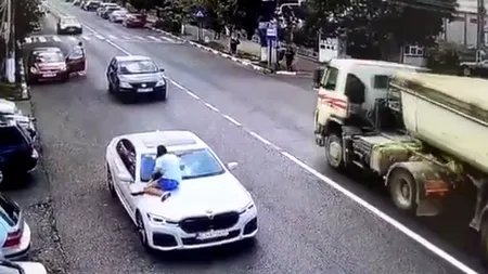 Reacția NEOBIȘNUITĂ a unei femei care și-a prins soțul cu amanta în mașină. Poliția a amendat-o