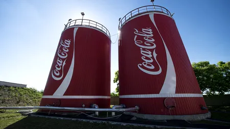 Motivul pentru care unele sticle de Coca-Cola au capac galben în loc de roșu. Când se petrece „fenomenul”