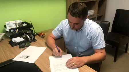 Un primar a renunțat în fața notarului la pensia specială: Este un furt din buzunarele românilor!