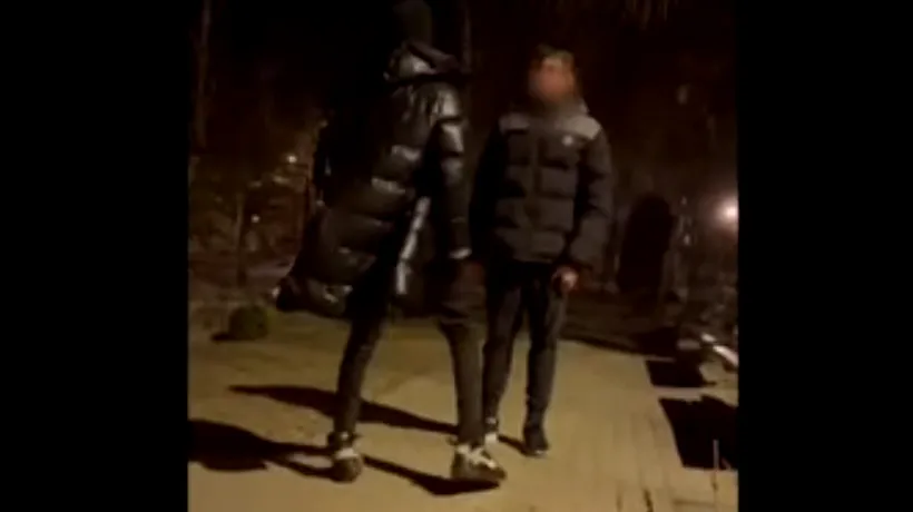 VIDEO | Filmul agresiunii din parcul din Pitești. Momentul în care băiatul de 14 ani este lovit cu pumnul în față, apoi se prăbușește la pământ. Ce s-a întâmplat cu adolescentul agresor