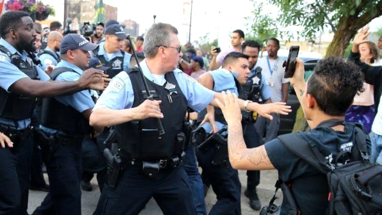 Protest violent la Chicago, după ce un polițist A ÎMPUȘCAT un tânăr de culoare