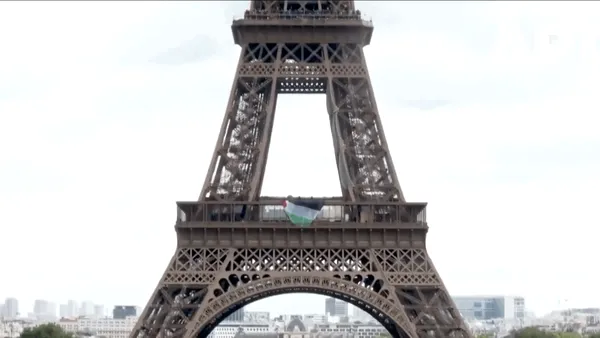 Un drapel palestinian, atârnat pe Turnul Eiffel de către activiști pro-Palestina