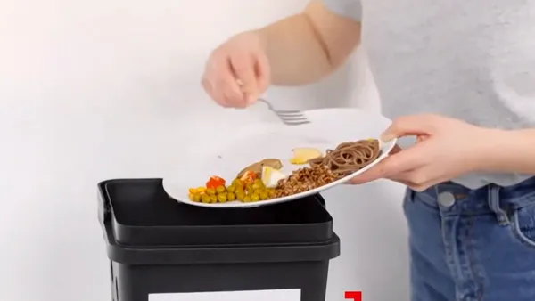 Românii aruncă peste 2,5 milioane de tone de alimente. Mâncarea gătită, legumele, carnea și brânza dau pe dinafara coșului de gunoi